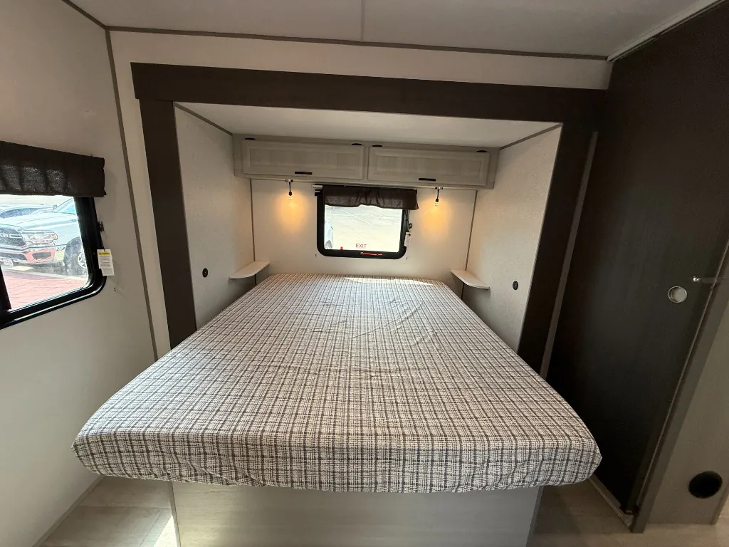 2027 Coachmen Catalina Legacy Edition 343BHTS (2 Queen Beds), Photos photo 57