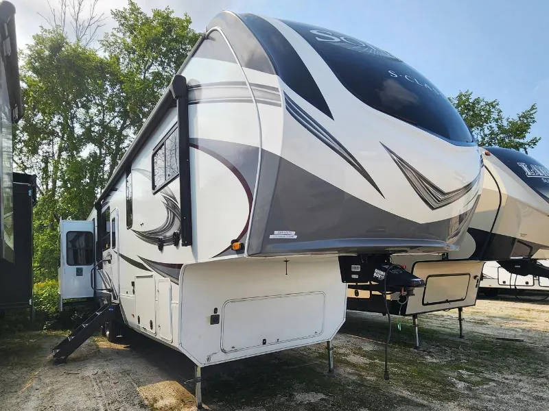 2022 Grand Design Solitude 3330RE - Photo 2