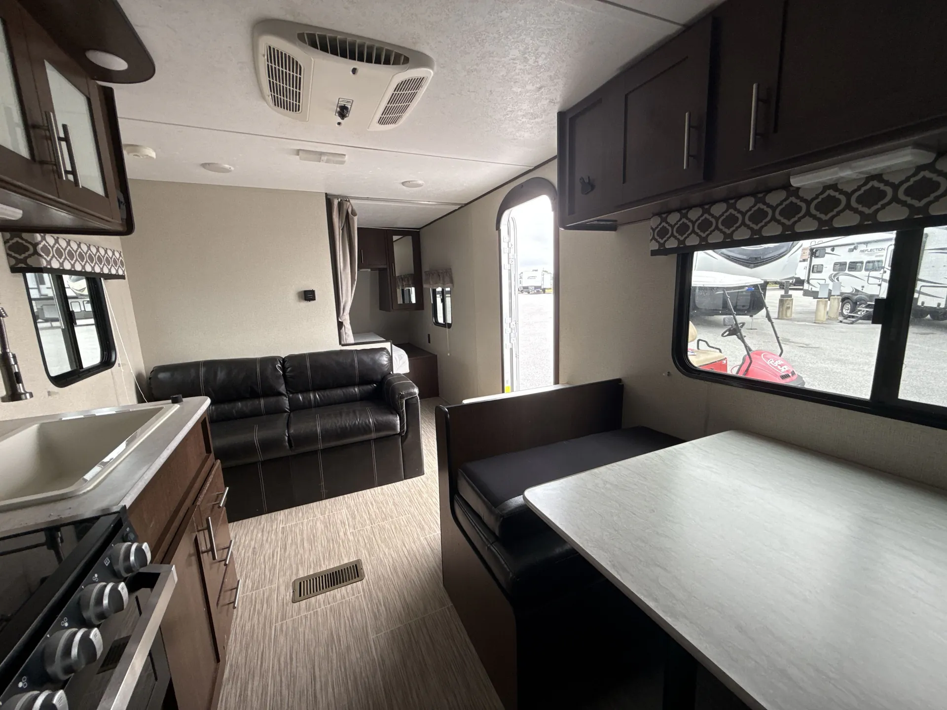 2019 Prime Time Avenger 21RB — living area main