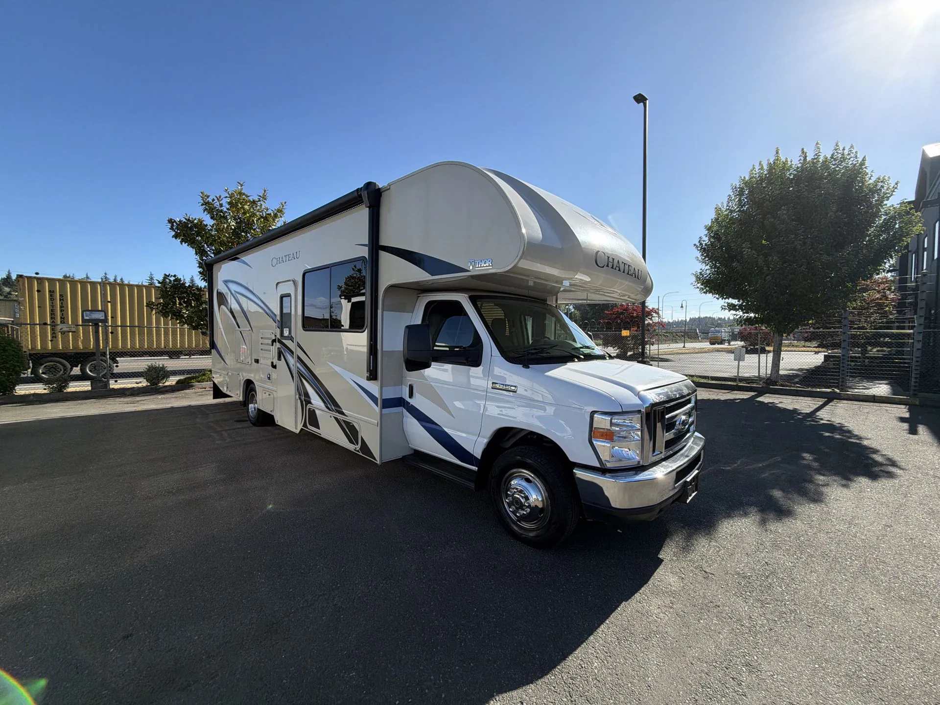 2020 Thor Motor Coach Chateau 27R - Photo 2