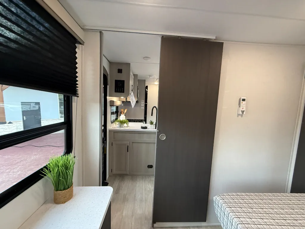 2027 Coachmen Catalina Legacy Edition 343BHTS (2 Queen Beds), Photos photo 23