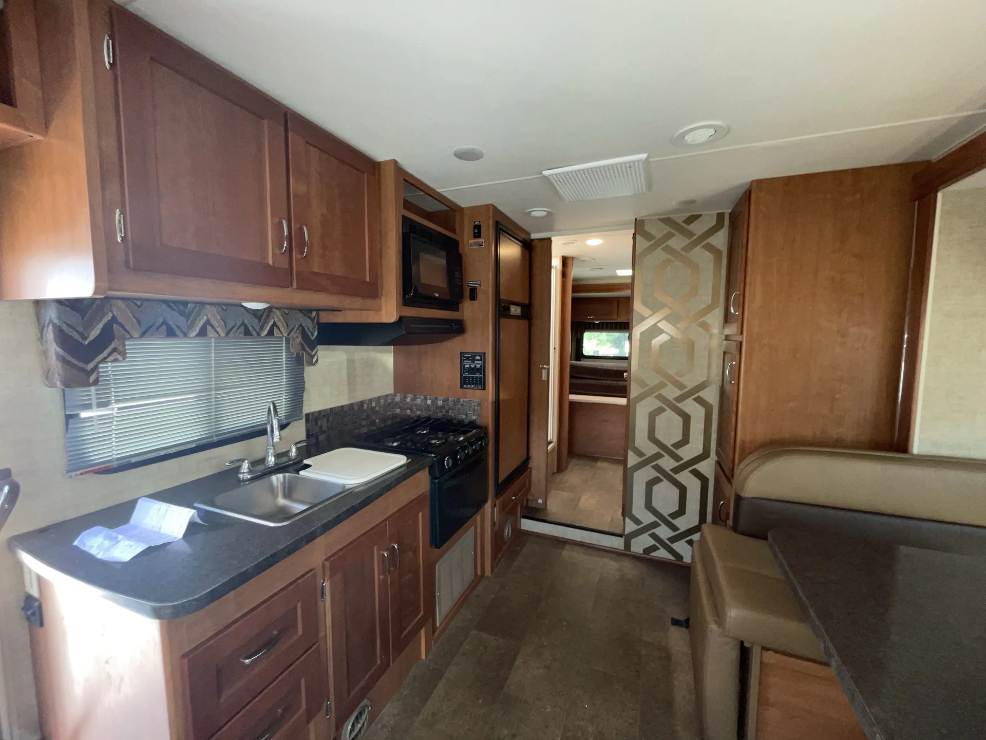 2017 Winnebago Minnie Winnie 26A — living area main