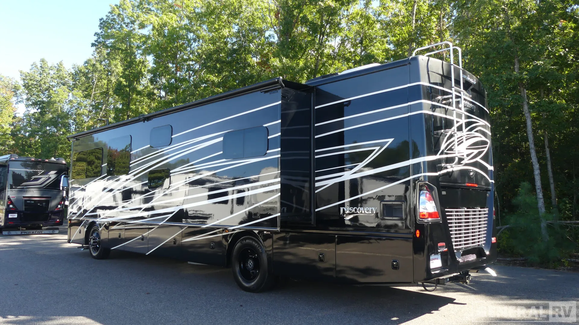 2026 Fleetwood Discovery 38N - Photo 4