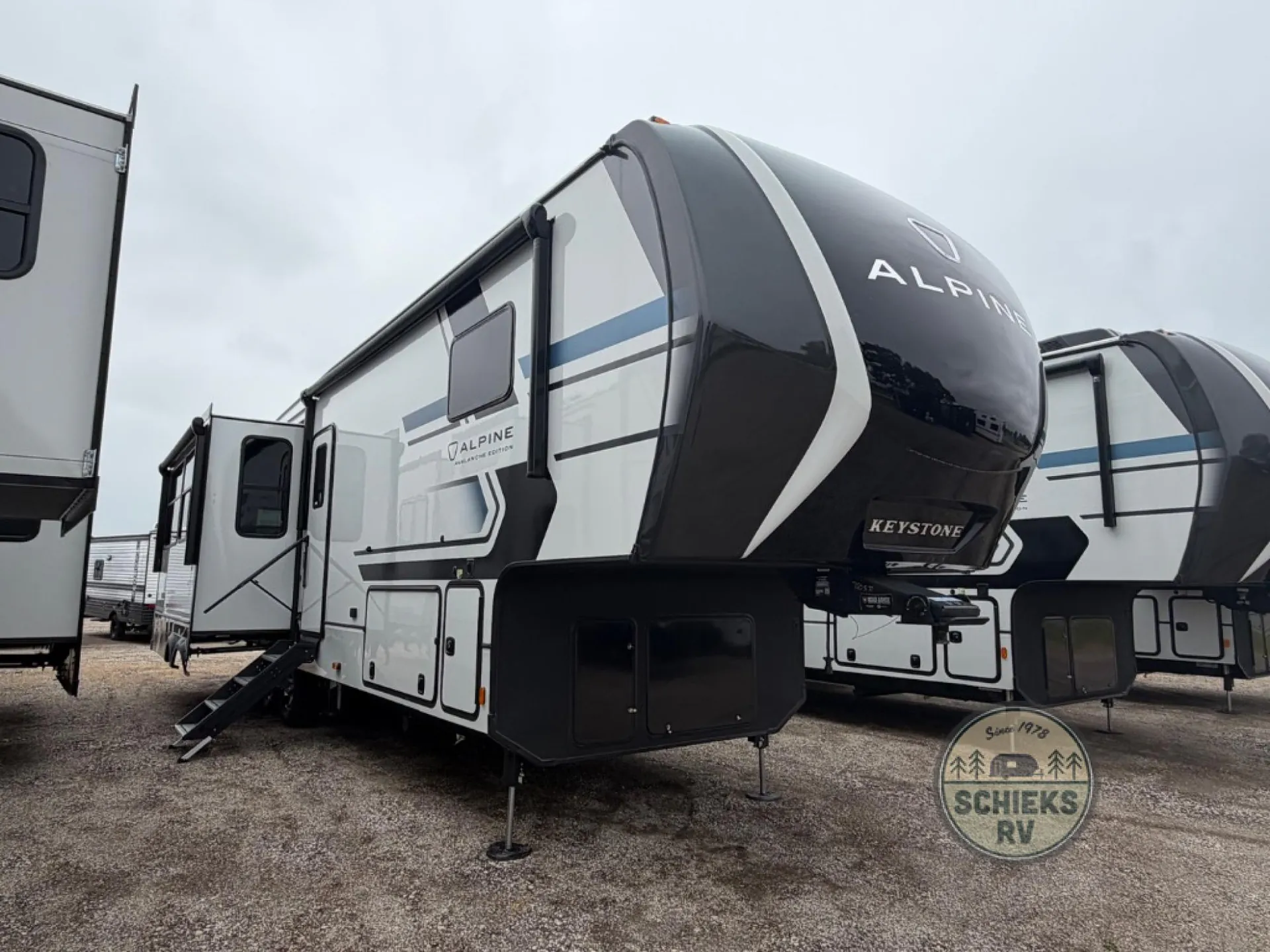 2026 Keystone Alpine Avalanche Edition 321RL - Photo 2