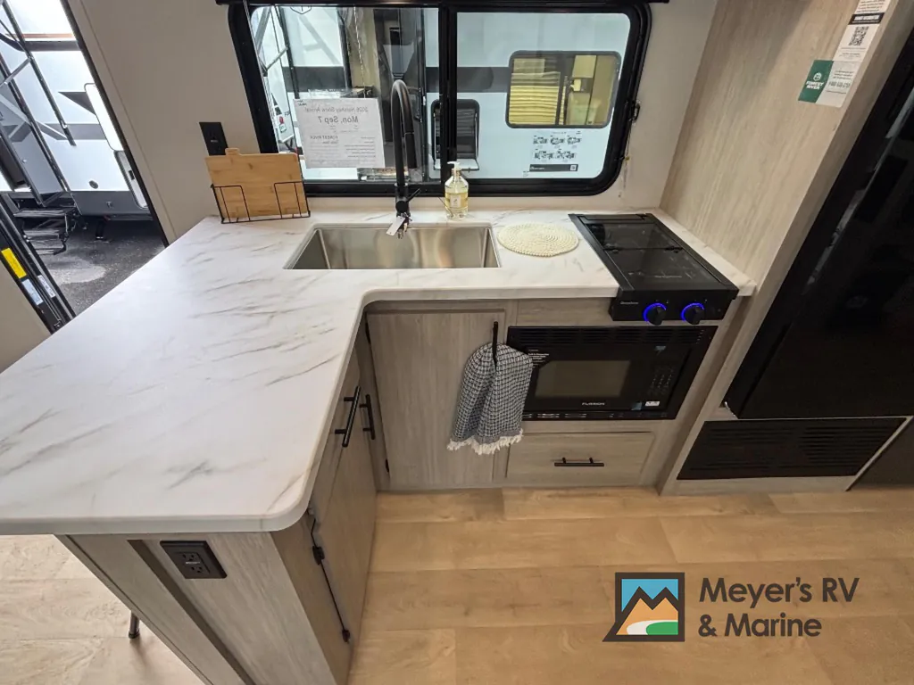 2027 East to West Della Terra 280BH, Photos photo 8