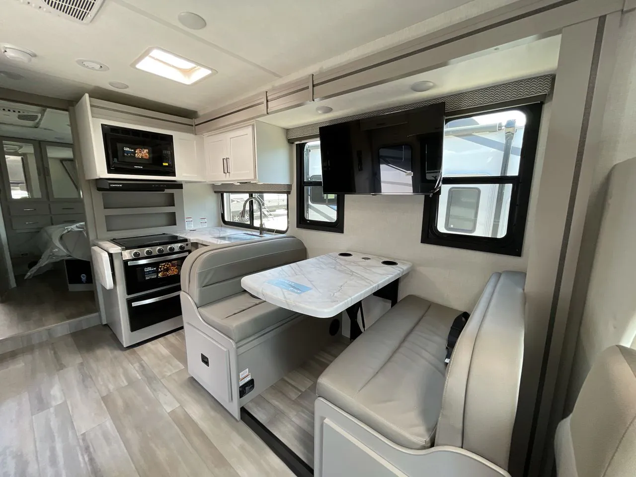 2026 Thor Motor Coach Geneva 29VT - Photo 4