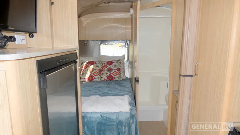 2017 Airstream Flying Cloud 19 - Photo 3