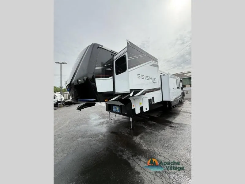 2026 Jayco Seismic 395 - Photo 4