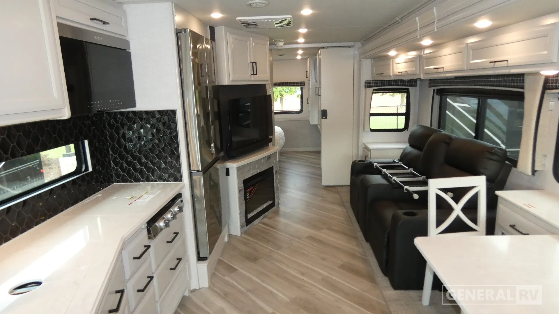2026 Holiday Rambler Vacationer 33C - Photo 3