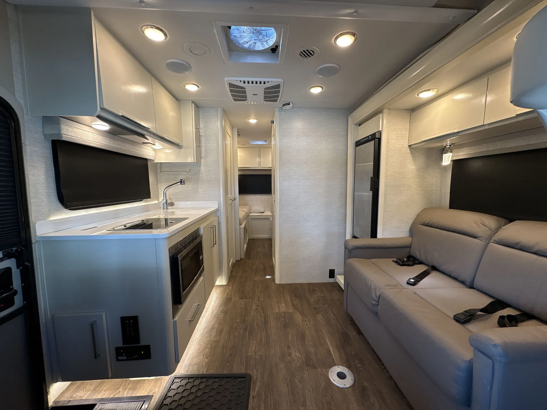 2020 Tiffin Wayfarer 24 TW — living area main
