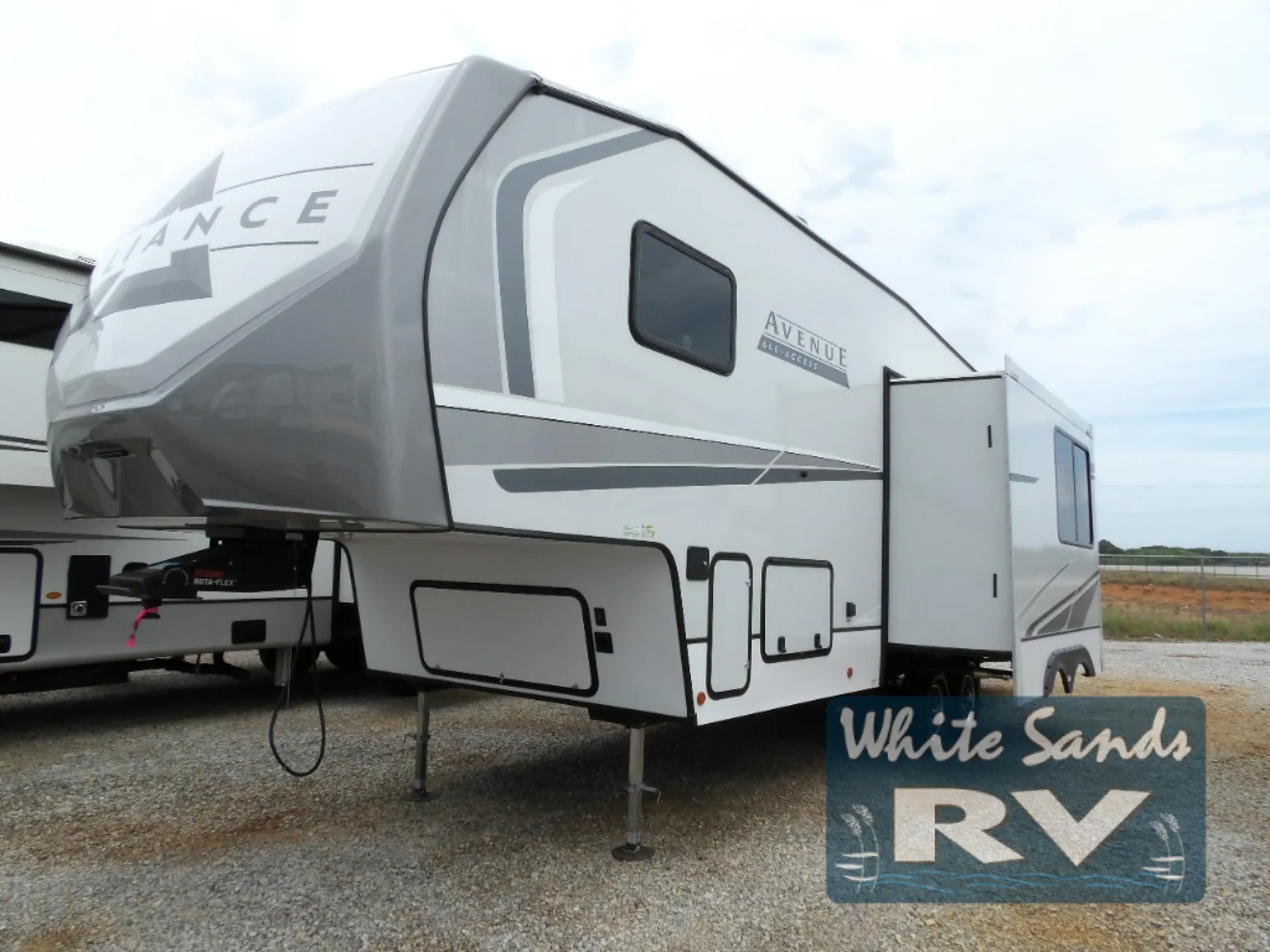 2024 Alliance RV Avenue 28BH - Photo 3