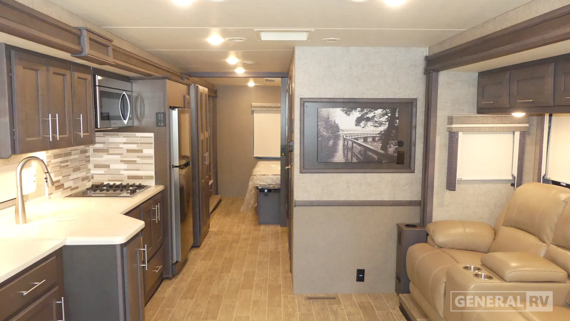 2022 Thor Motor Coach Miramar 35.2 - Photo 3