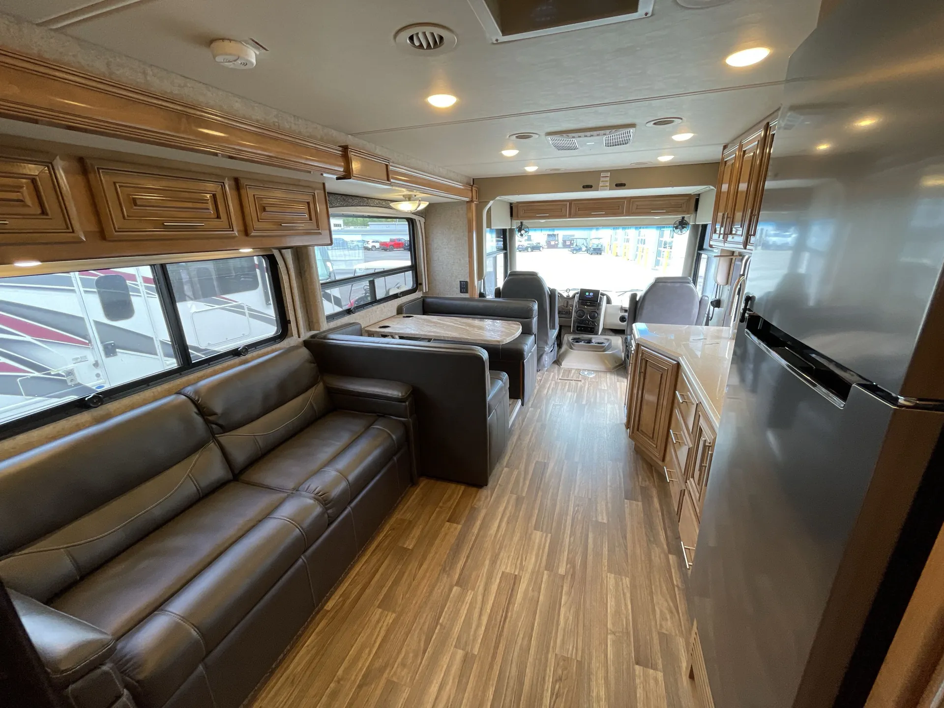 2019 Thor Motor Coach Miramar 37.1 — living area main
