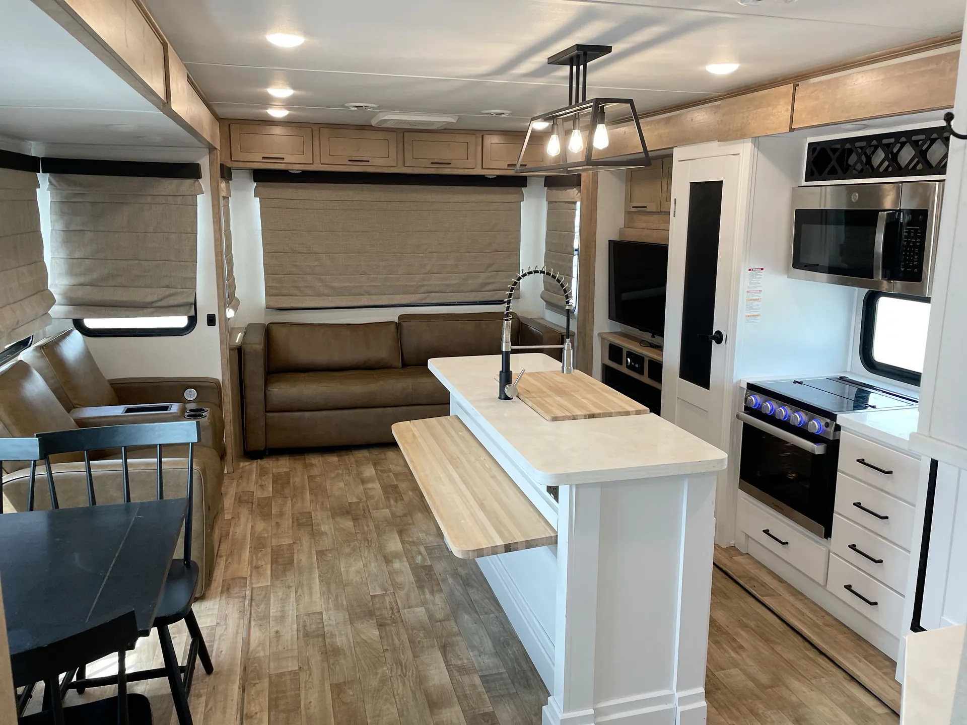 2022 Keystone Arcadia 377RL dealer photo 2 from Camping World