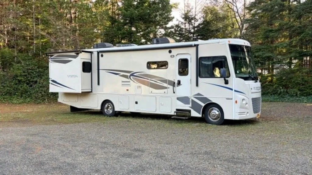 2018 Winnebago Vista 32YE MOTORHOME W/2 SLIDES UNDER 14K MILES! - Photo 2