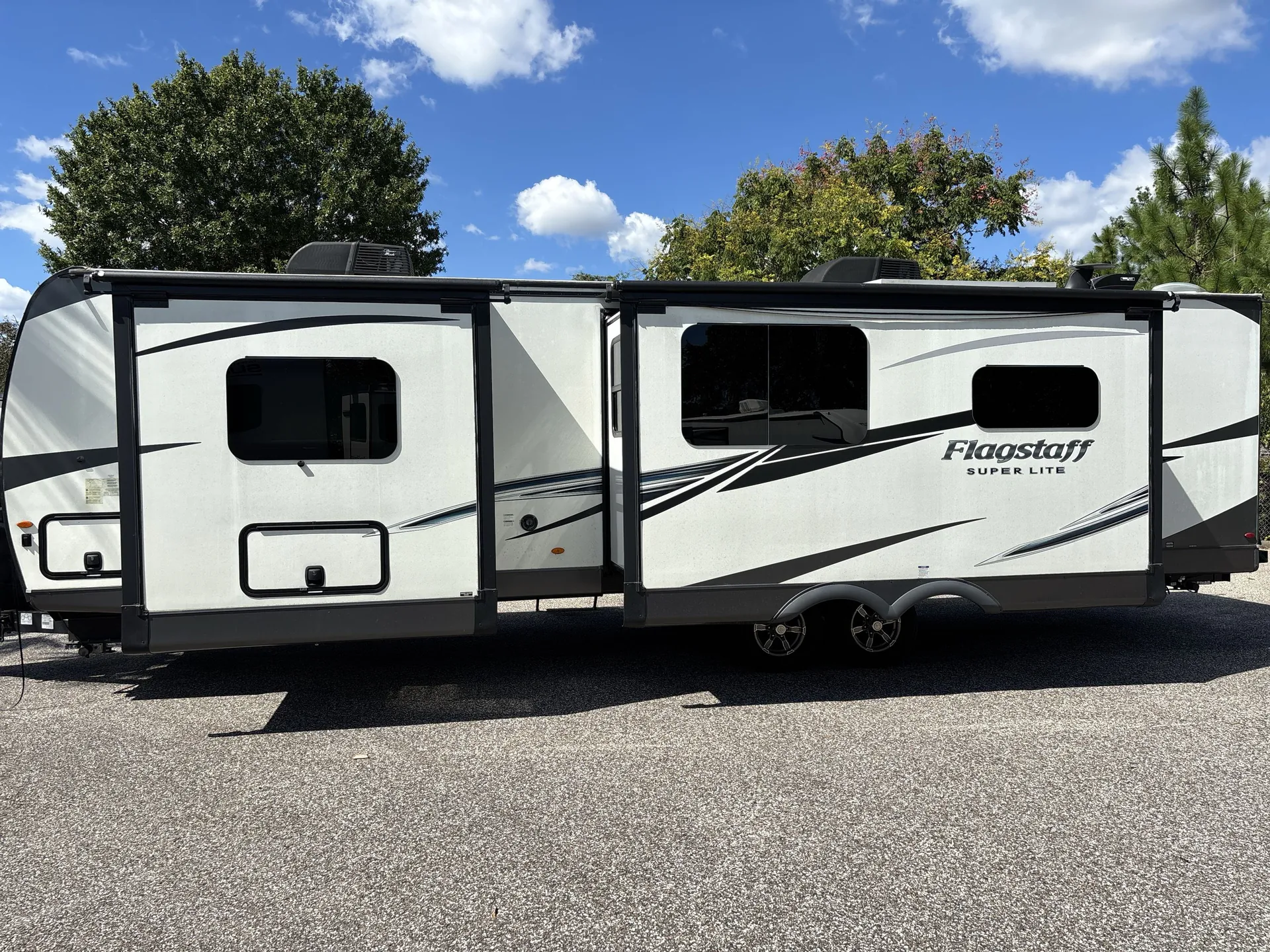 2022 Forest River Flagstaff Super Lite 29RBS — off campside
