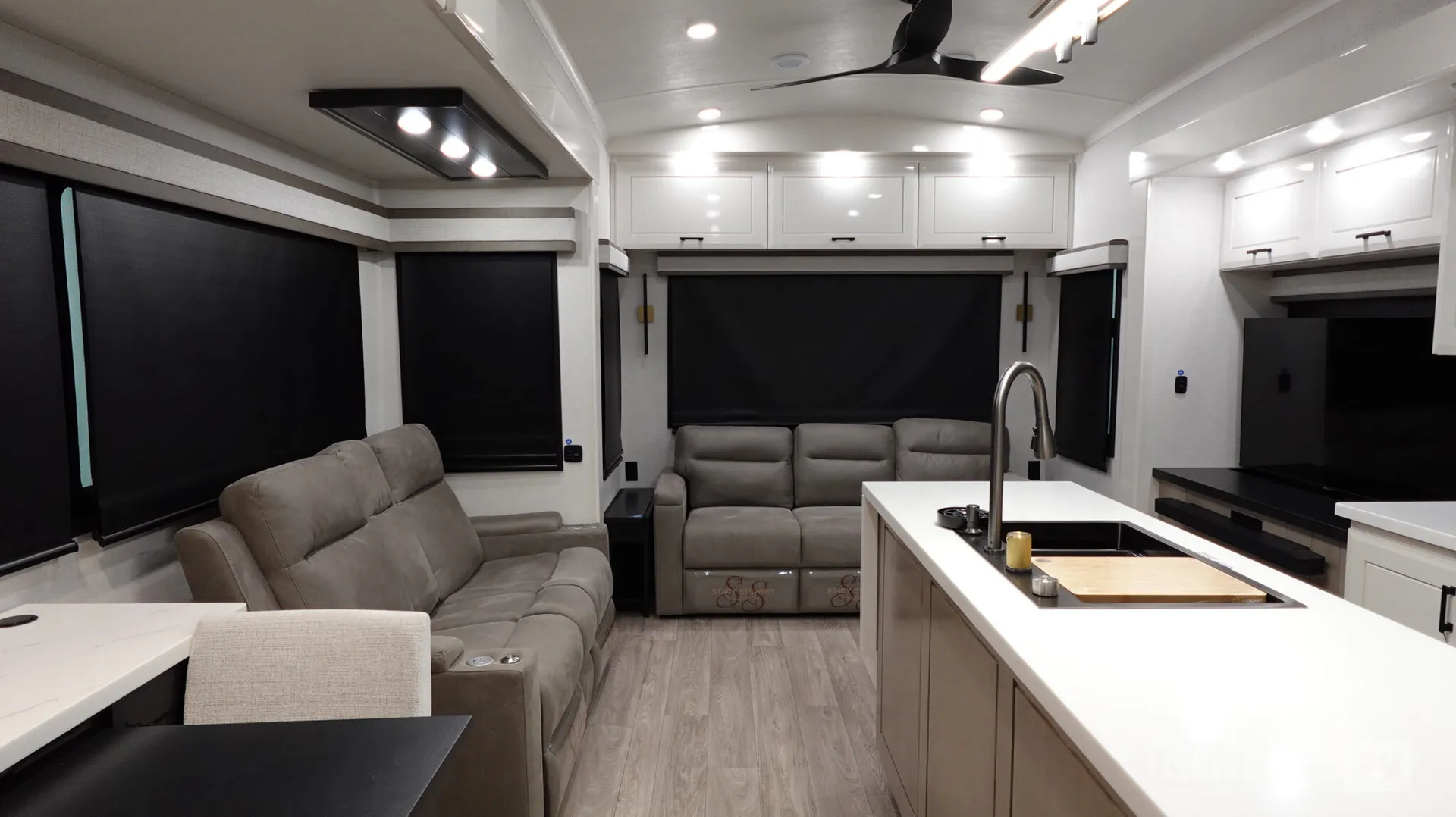 2026 Jayco Pinnacle 36FBTS - Photo 3