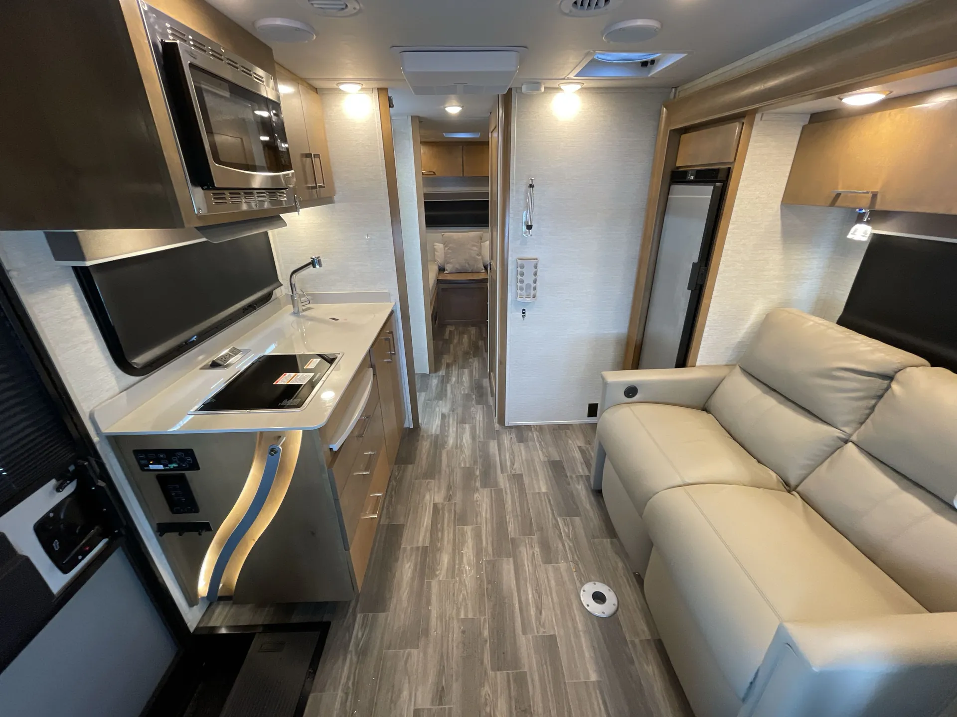 2021 Tiffin Wayfarer 25 TW — living area main