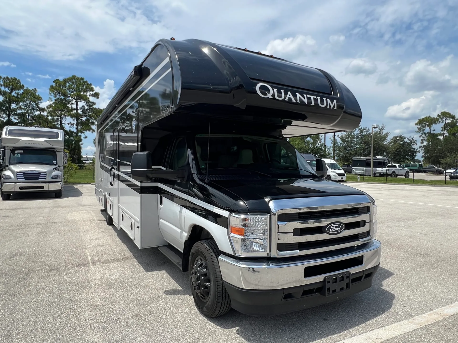 2027 Thor Motor Coach Quantum KW29 dealer photo 1 from La Mesa RV Center