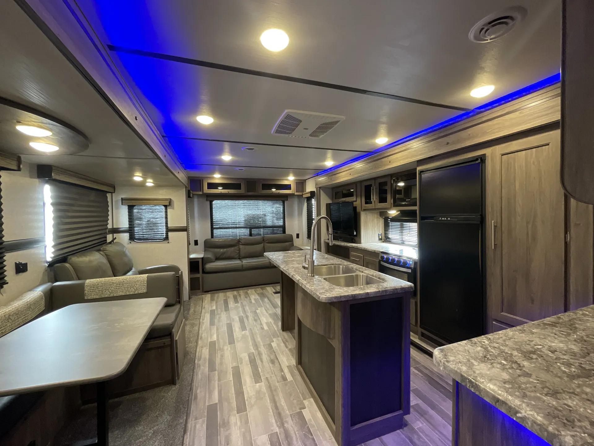 2022 CrossRoads Zinger 340RE — living area main