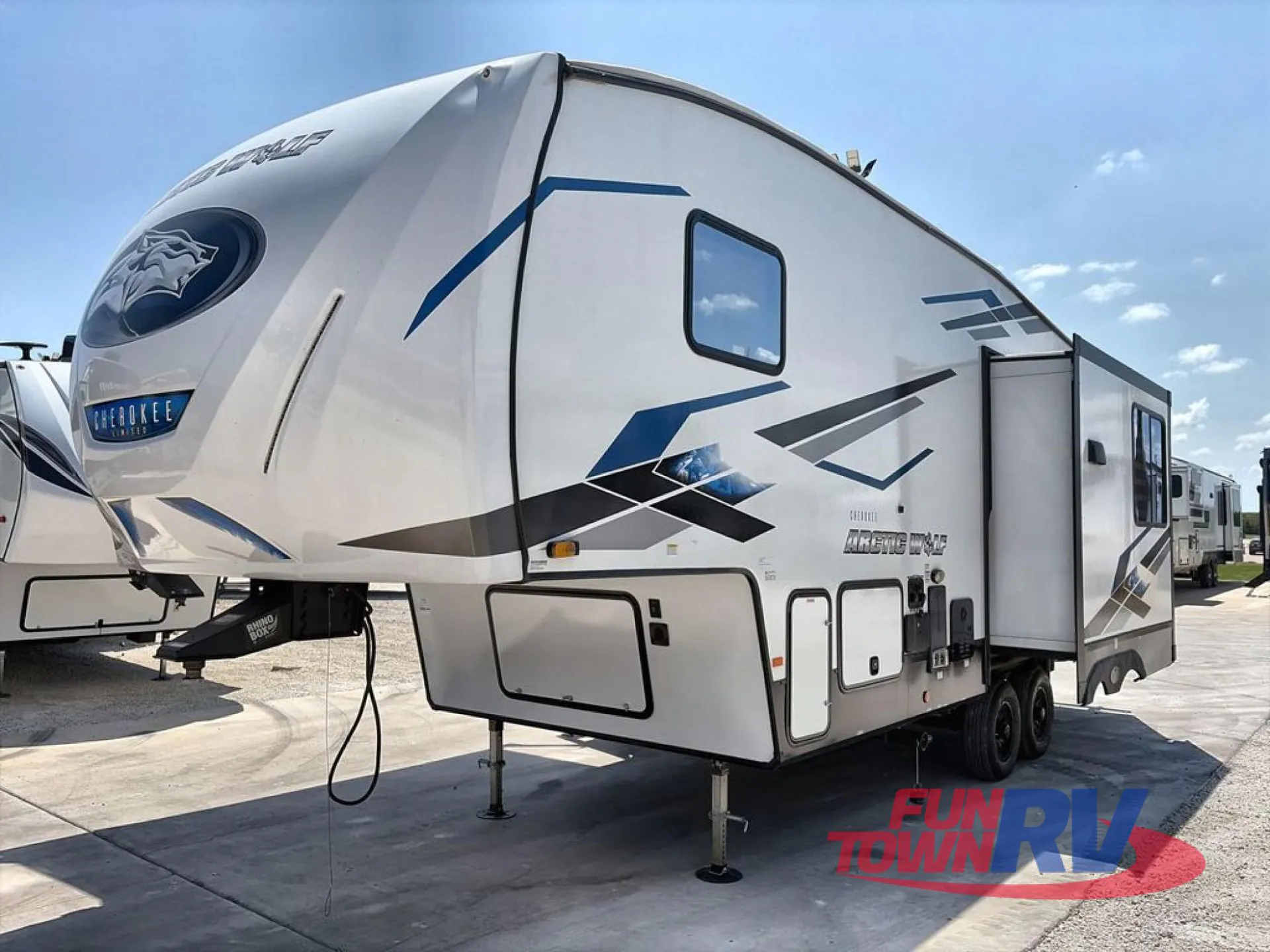 2024 Forest River Cherokee Arctic Wolf 27SGS - Photo 3