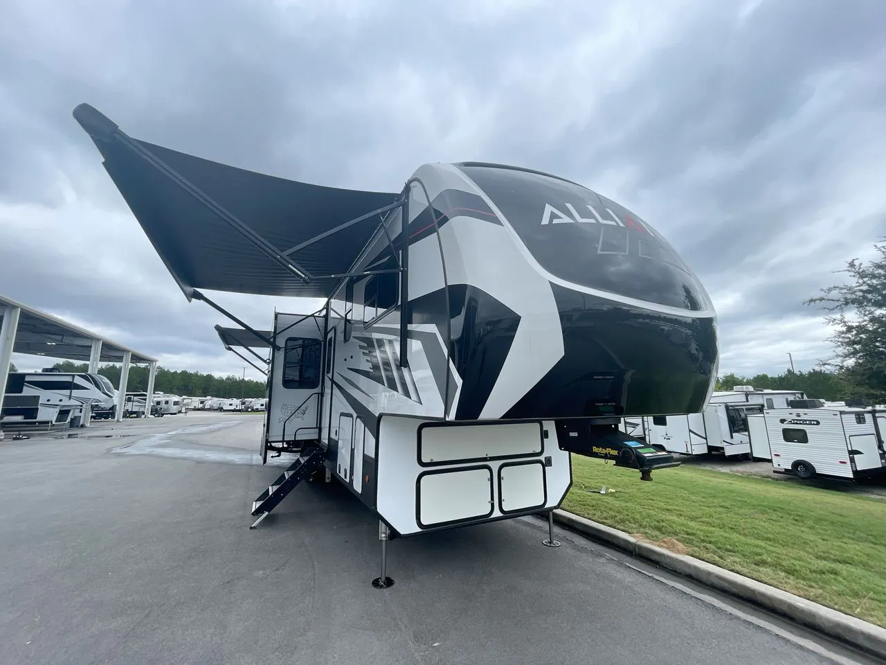 2021 Alliance RV Valor 36V11 - Photo 2