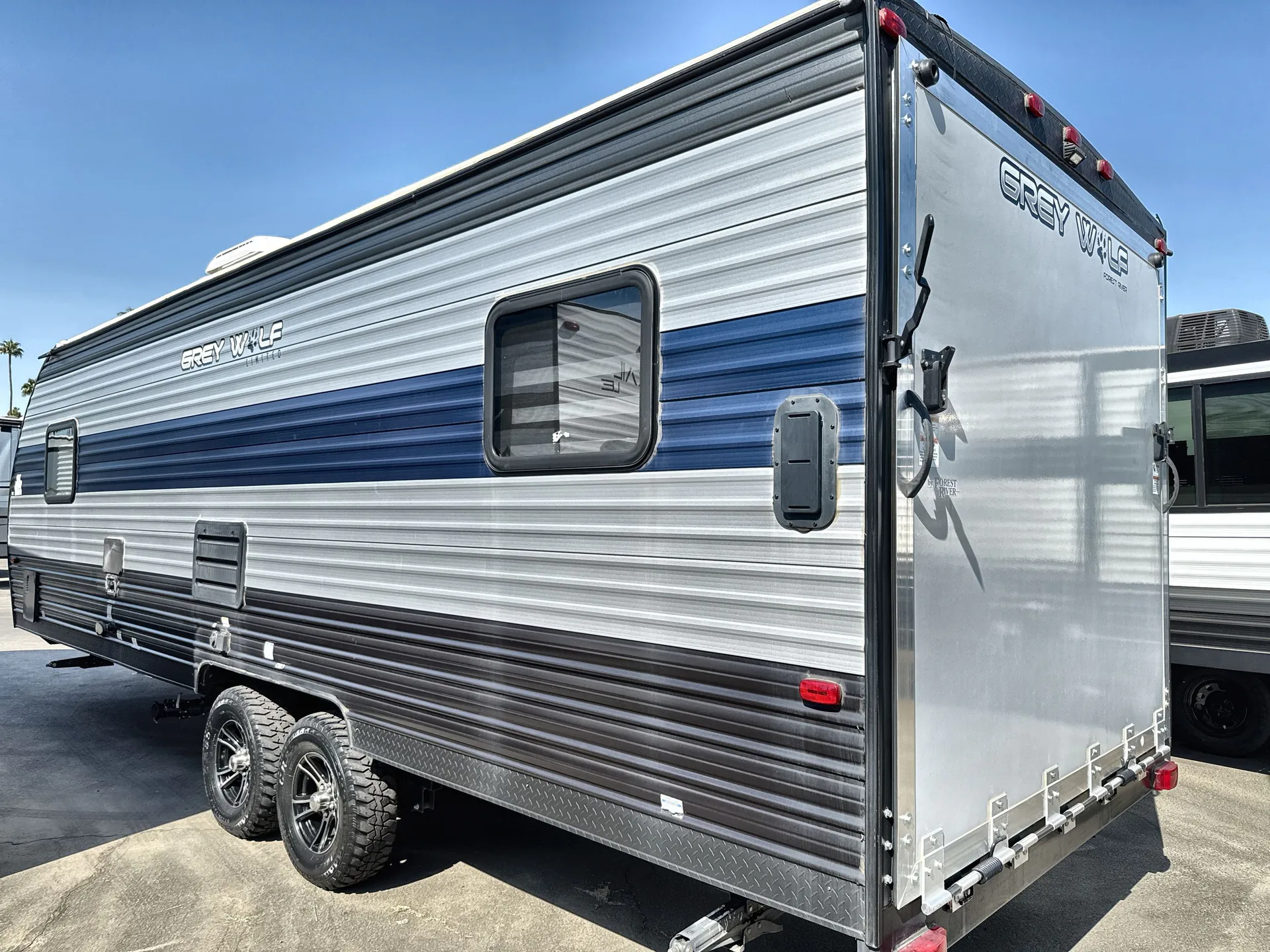 2021 Forest River Cherokee Grey Wolf 22RR — off campside
