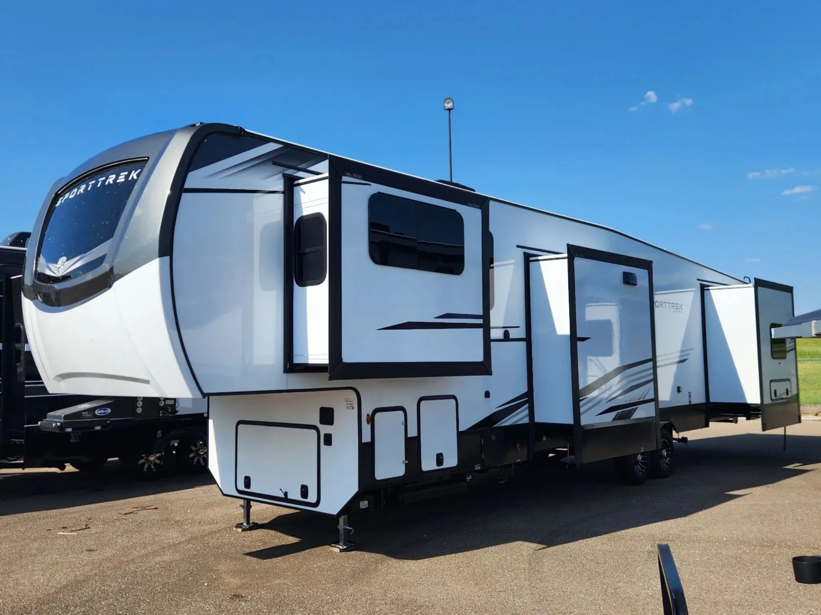 2026 Venture RV SportTrek 5 Touring Edition STTF365VFL - Photo 2