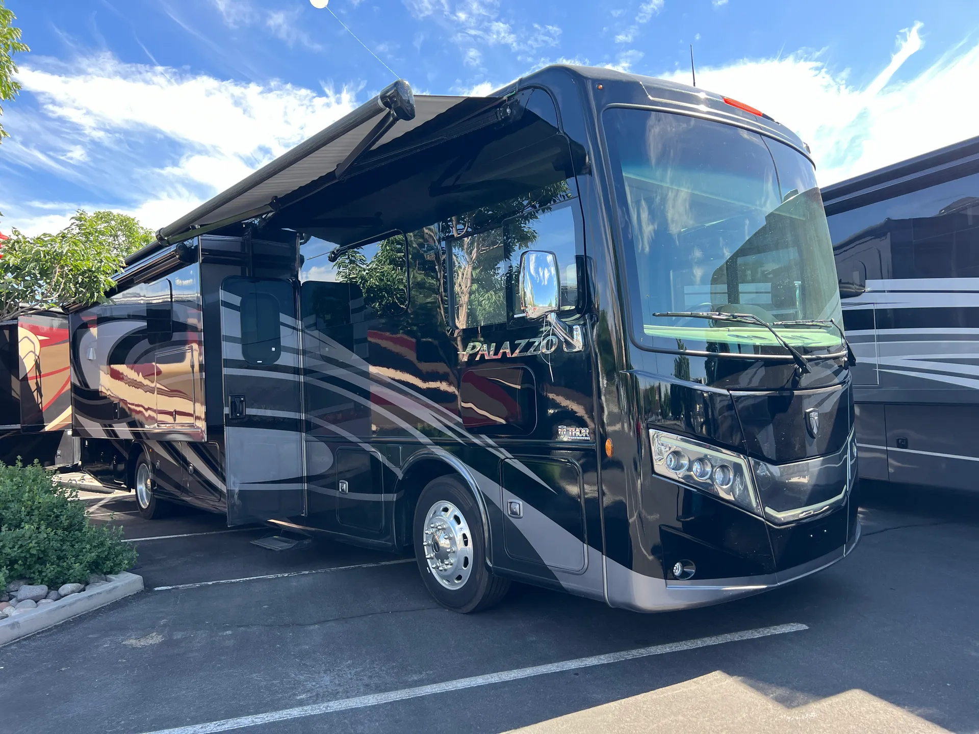 2022 Thor Motor Coach Palazzo 37.4 - Photo 2