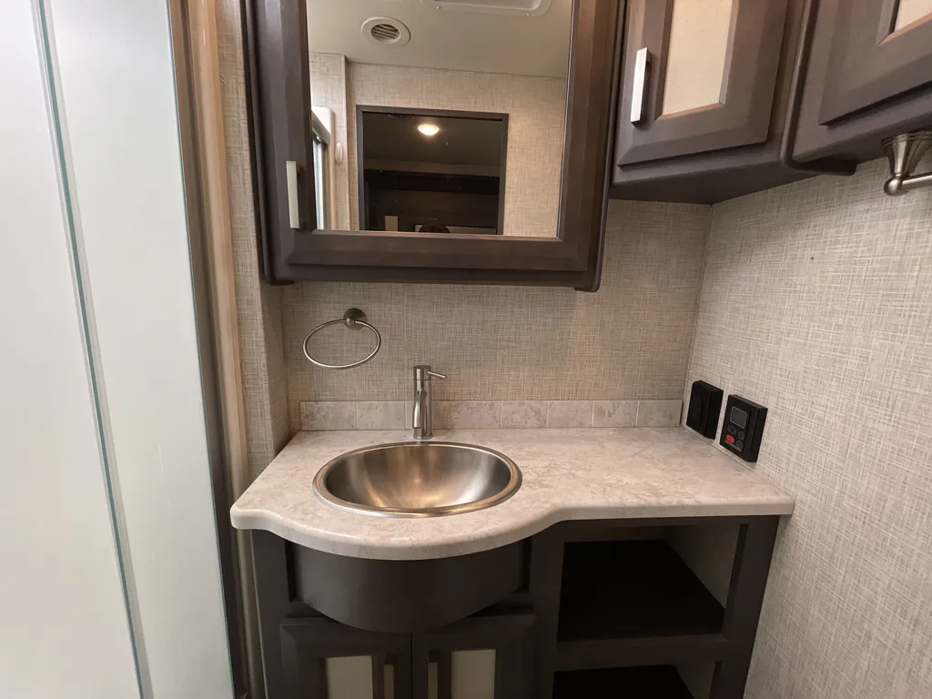 2023 Thor Motor Coach Challenger 35MQ, Photos photo 16