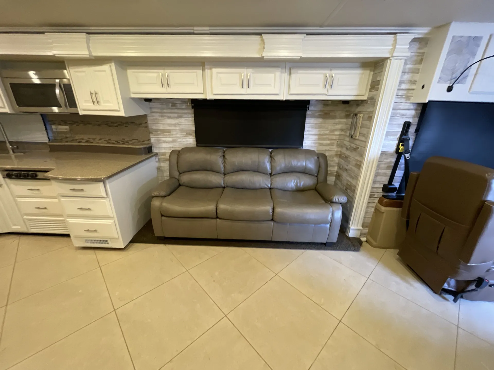 2014 Fleetwood Discovery 40E — living area main