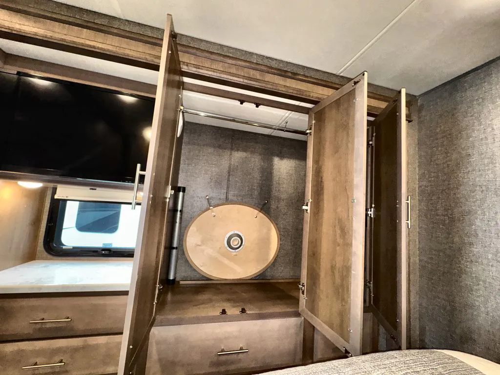 2022 Thor Motor Coach Challenger 35MQ, Photos photo 7