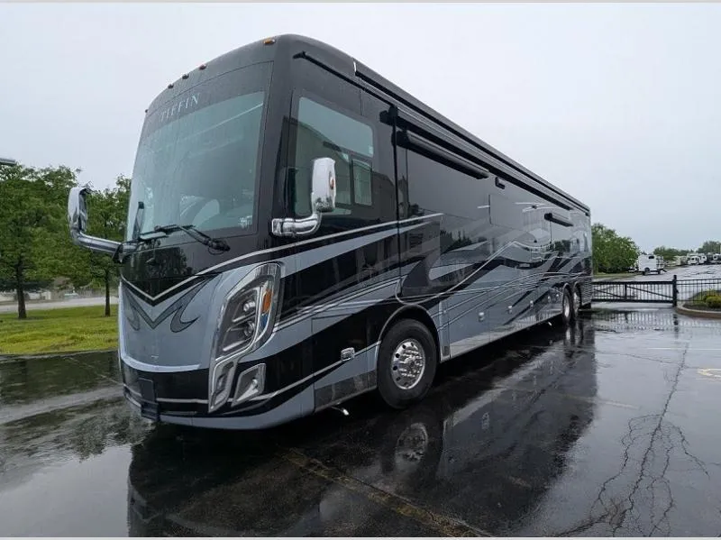 2024 Tiffin Zephyr 45 FZ - Photo 2