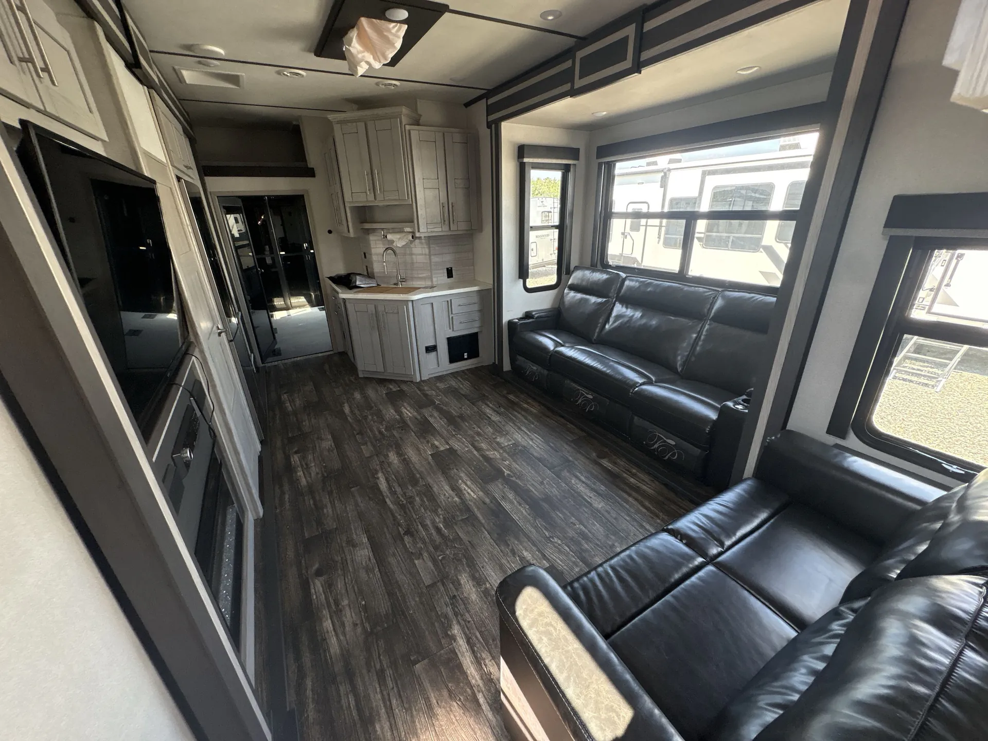 2021 Keystone Fuzion 428 — living area main