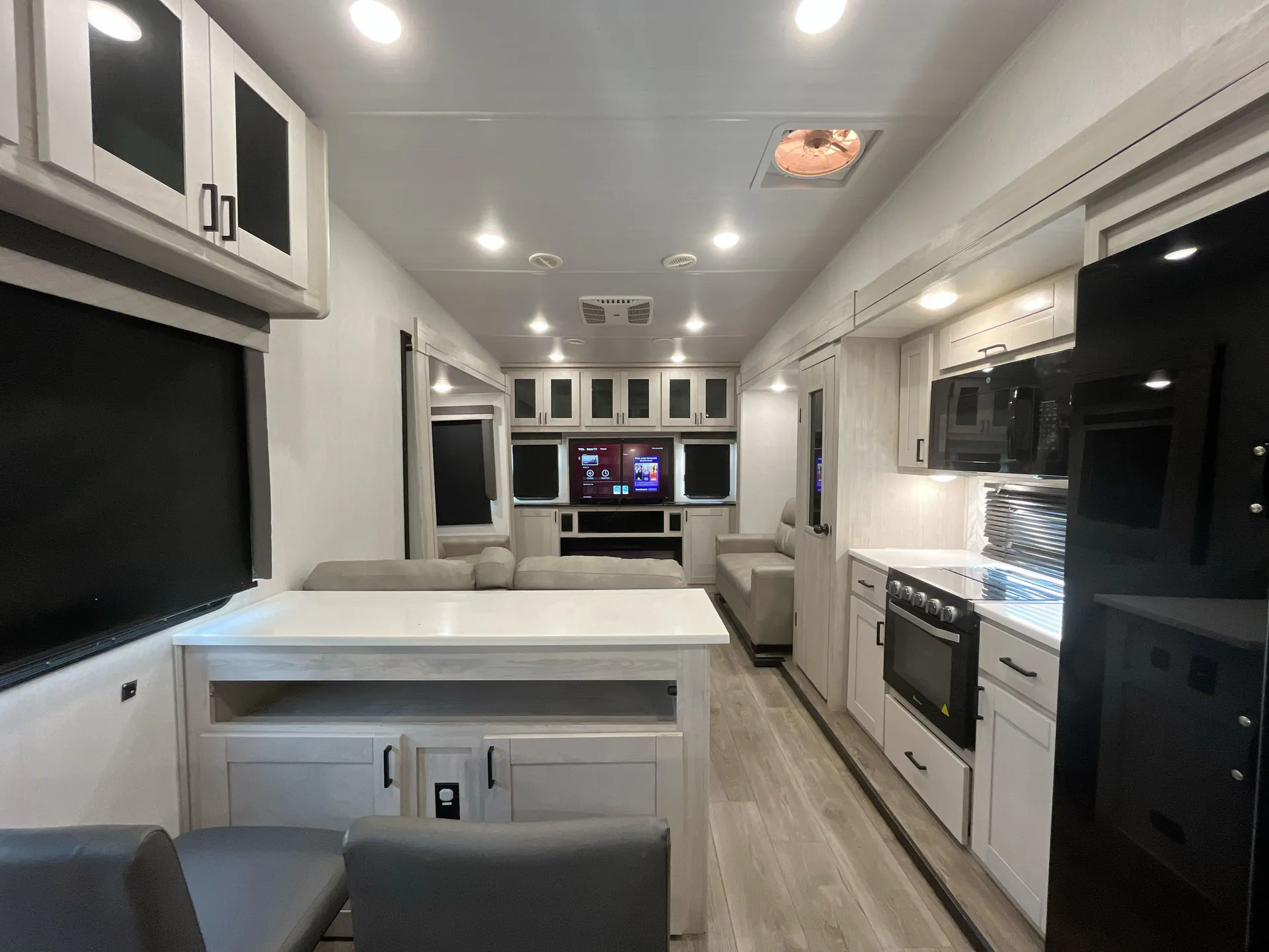 2024 East to West Tandara 340RD - Photo 3