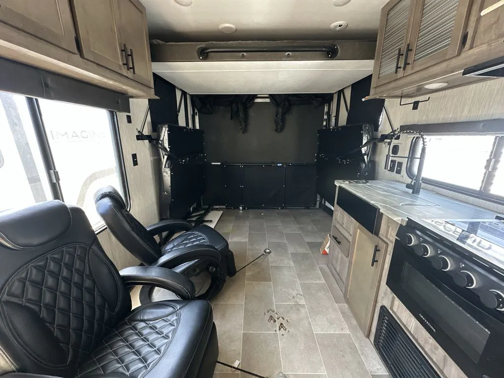 2021 Forest River Vengeance Rogue 25V — Photo 5