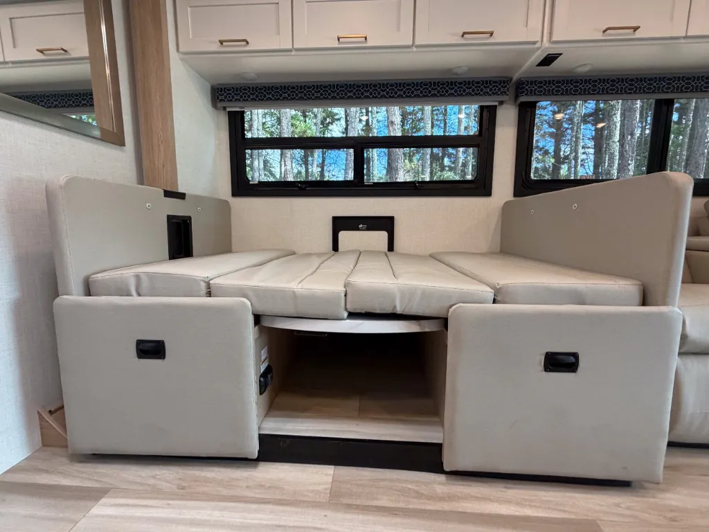 2027 Thor Motor Coach Quantum HS31, Photos photo 13