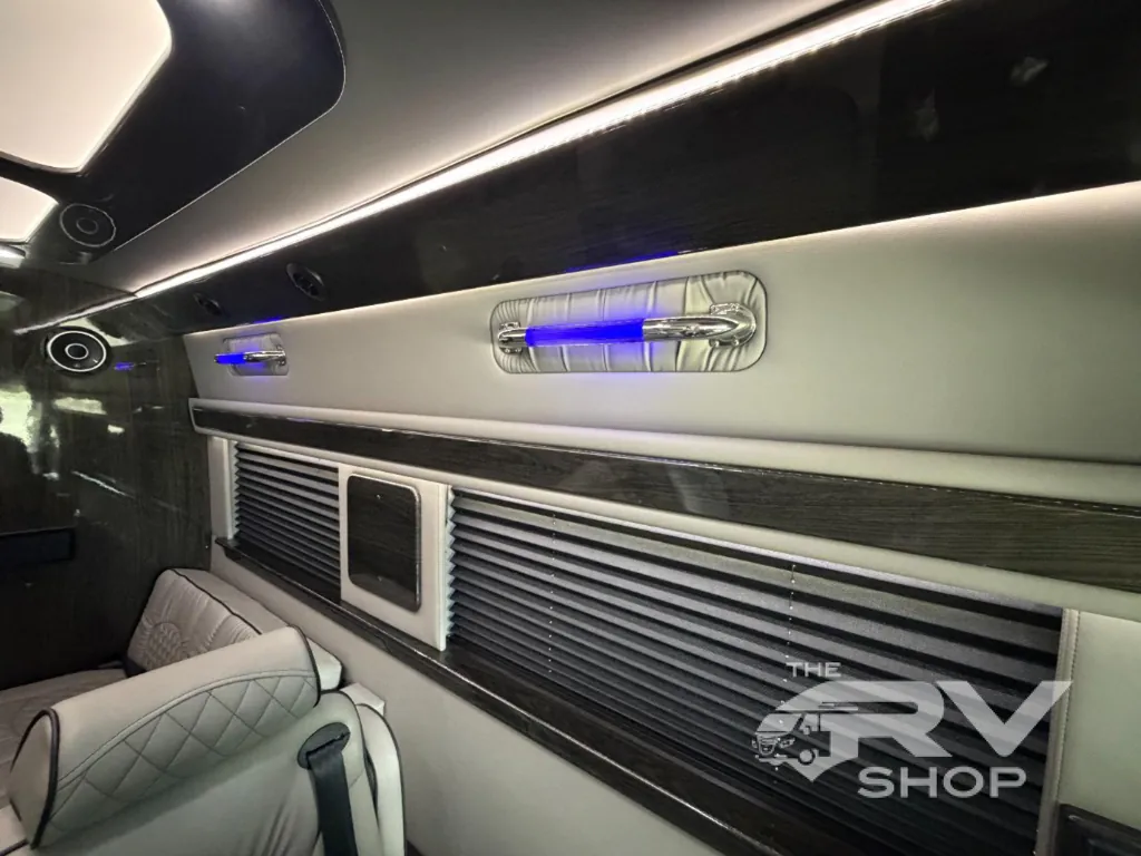2025 Midwest Automotive Designs Luxe Cruiser D4, Photos photo 7