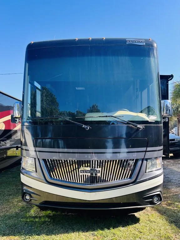 2018 Newmar Canyon Star 3710 - Photo 3