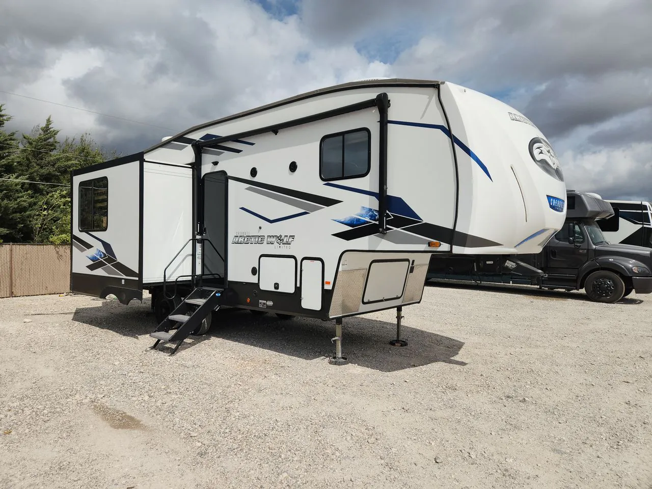 2024 Forest River Cherokee Arctic Wolf 27SGS - Photo 2