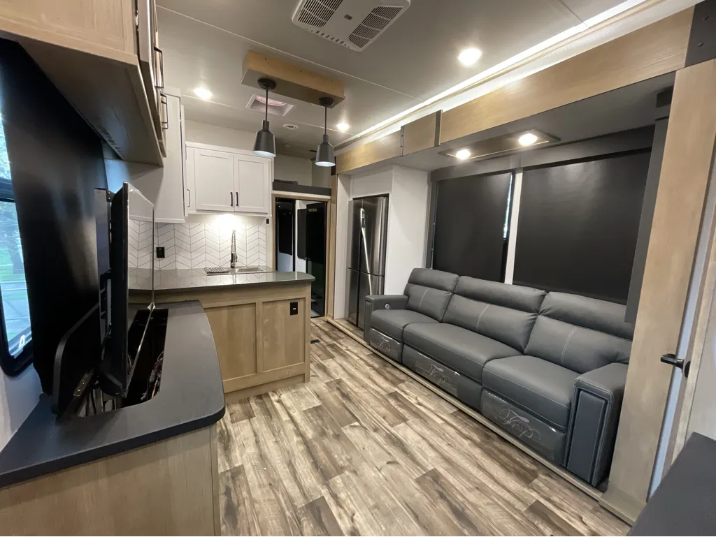 2022 Keystone Raptor 351, Photos photo 6