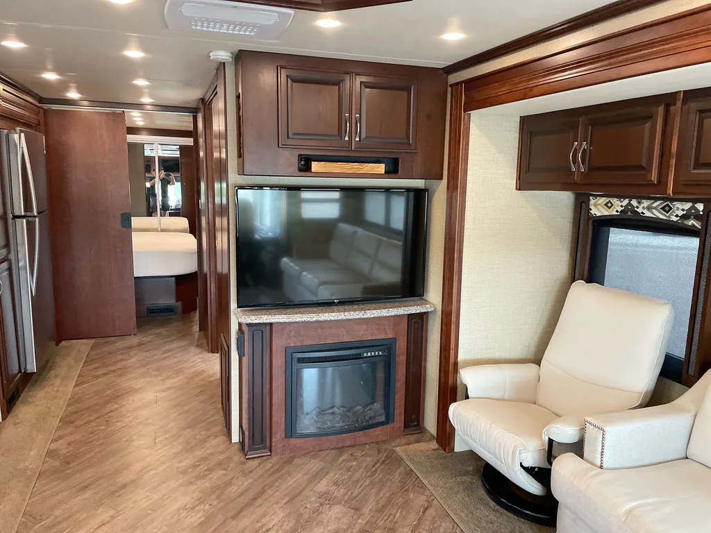 2017 Fleetwood Pace Arrow LXE 38F, Photos photo 14