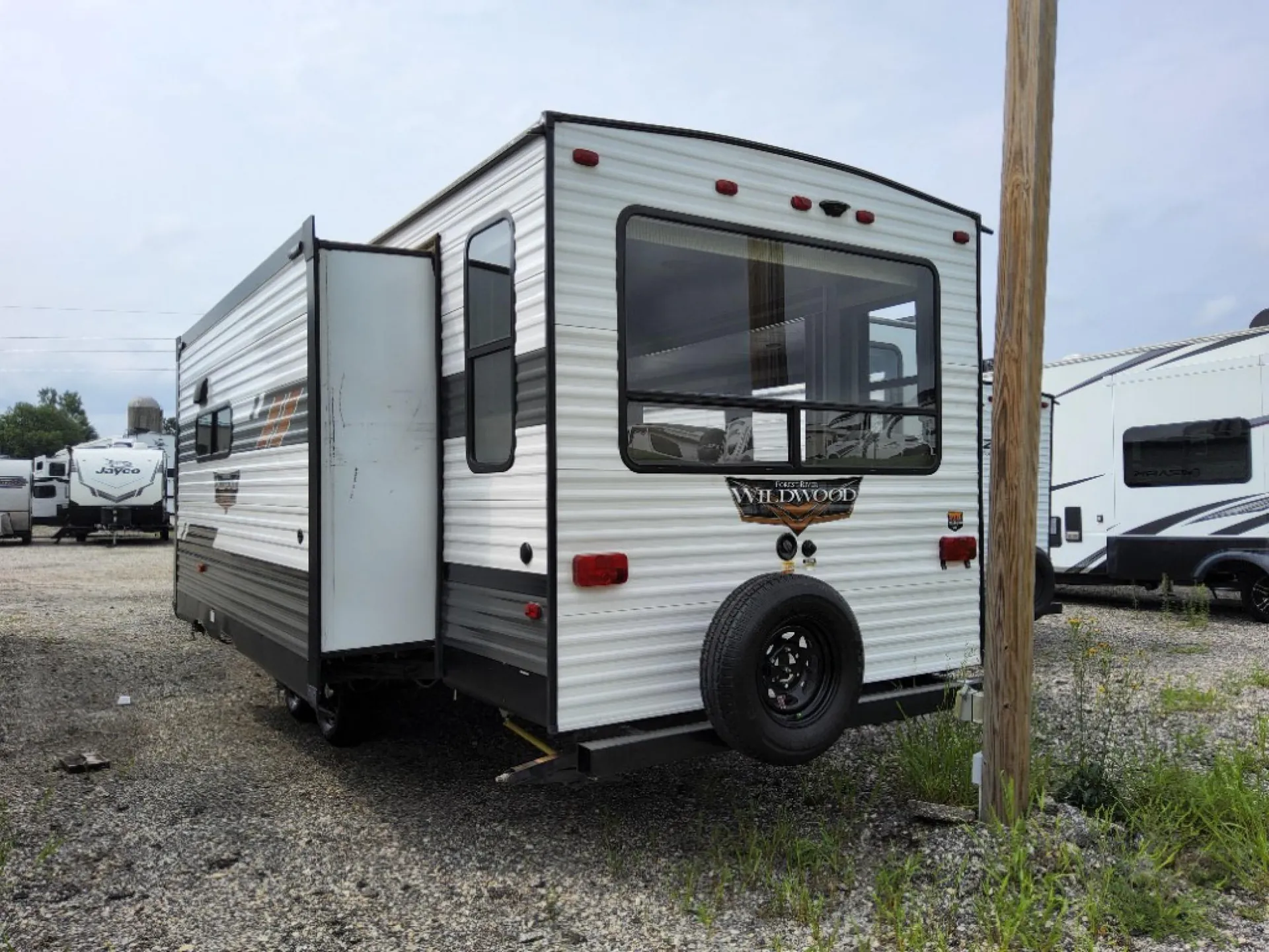 2021 Forest River Wildwood 27RE — Photo 6