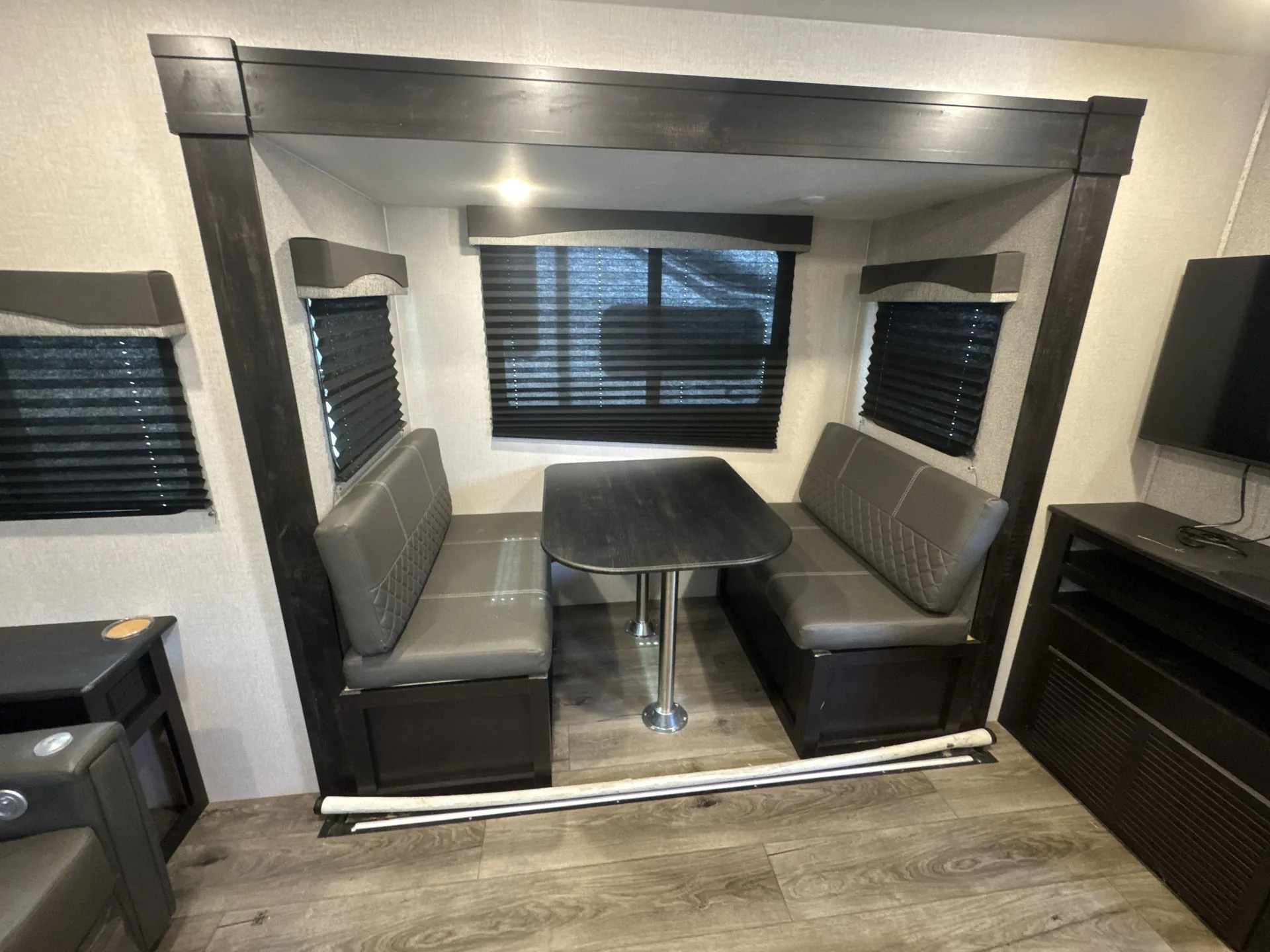 2021 Highland Ridge Range Lite 242RL — living area main
