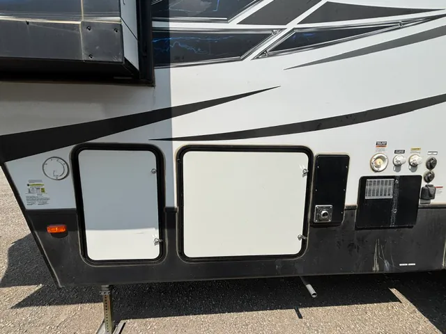 2018 Dutchmen Voltage Triton 3551, Photos photo 10