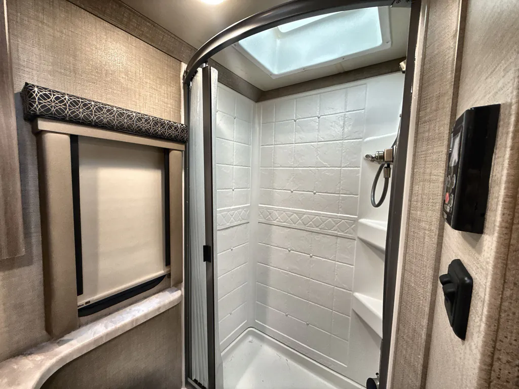 2022 Thor Motor Coach Tiburon 24FB, Photos photo 17