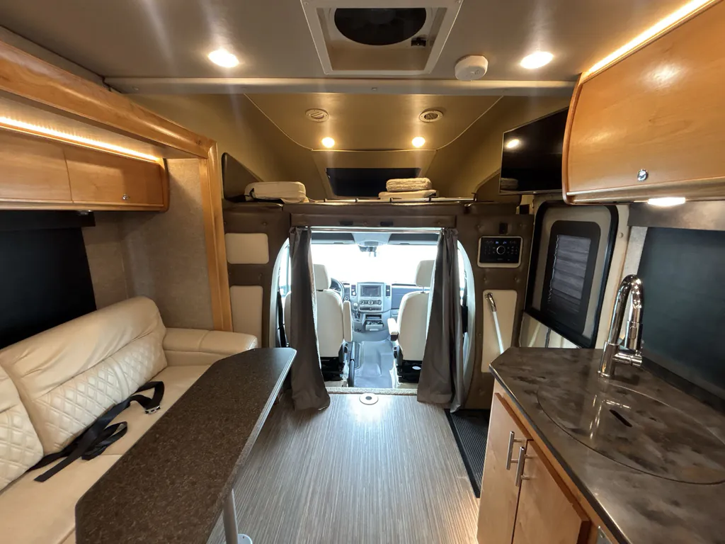 2017 Tiffin Wayfarer 24 QW, Photos photo 2