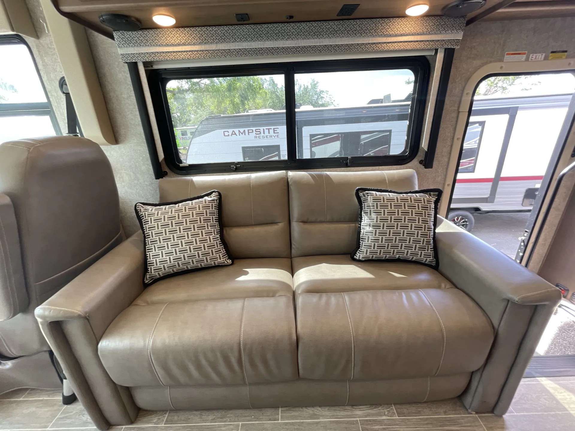 2022 Thor Motor Coach Miramar 34.6 - Photo 3