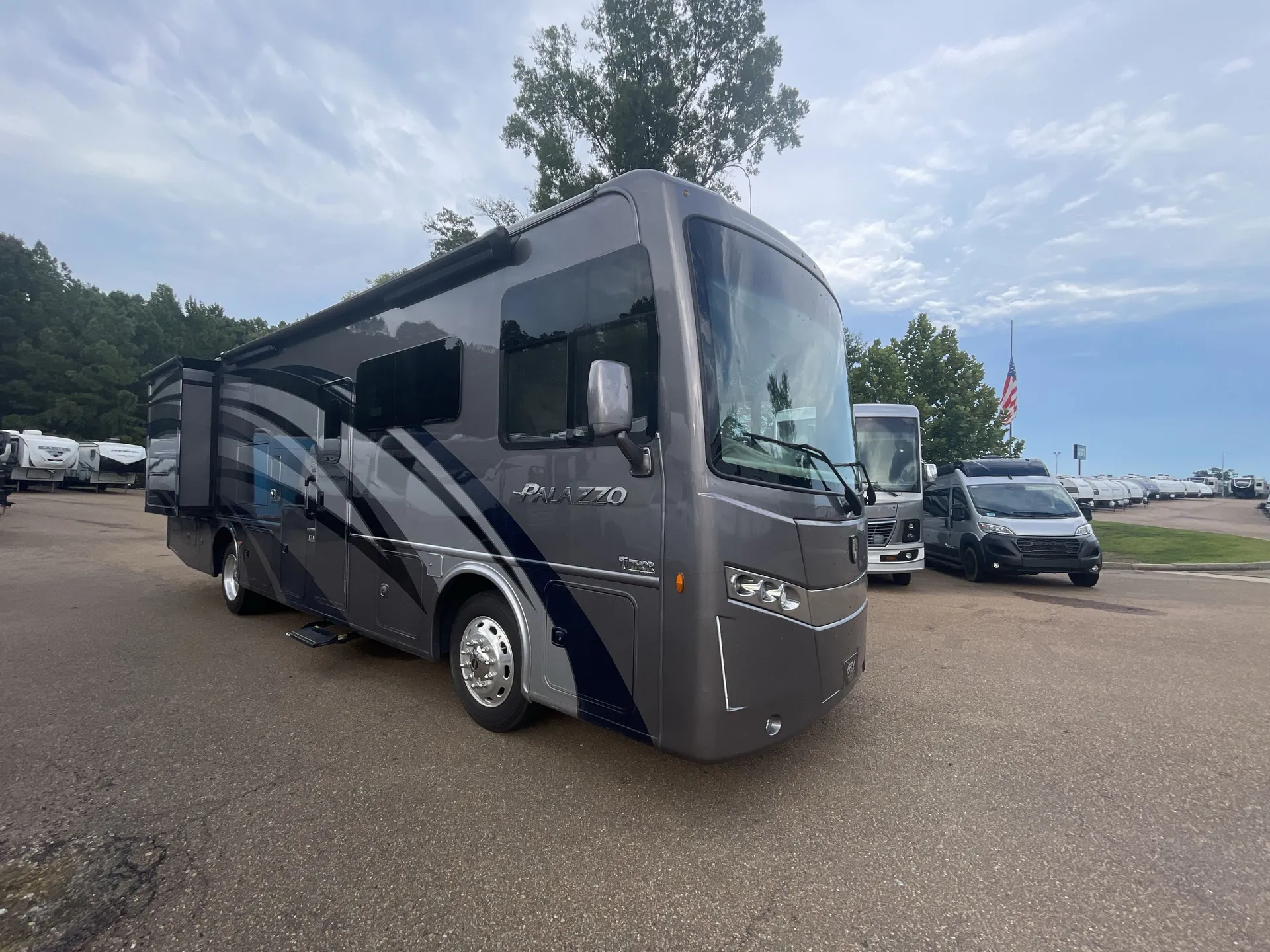 2019 Thor Motor Coach Palazzo 33.5 - Photo 2