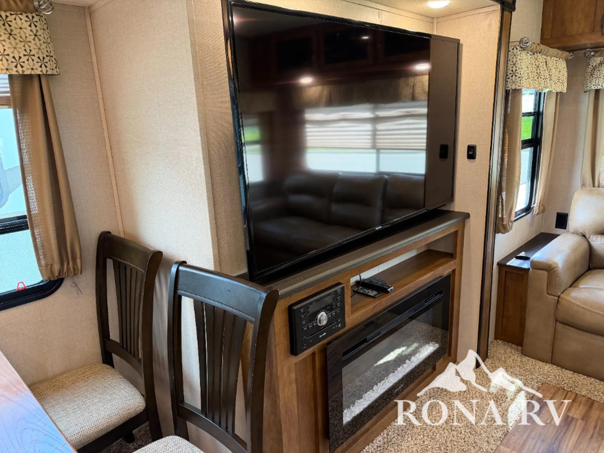2018 Coachmen Chaparral 298RLS - Photo 4